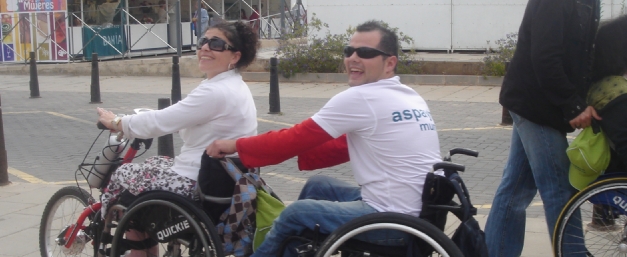 Fotografía de dos personas con discapacidad