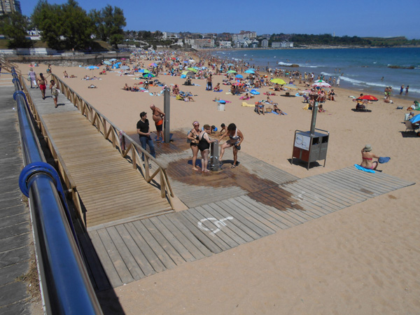 playa adaptada para personas con minusvalía, llena de gente