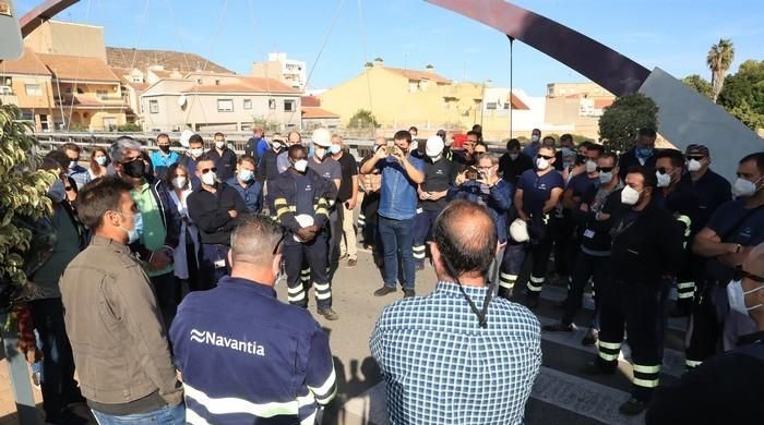 grupo de gente reunida por un minuto de silencio por el accidente