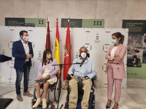 En esta imagen aparecen dos representantes de Aspaym Murcia y dos representantes del Ayuntamiento de Murcia.
