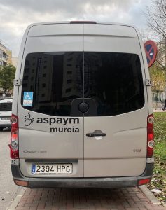 Furgoneta adaptada para el transporte de personas con movilidad reducida.