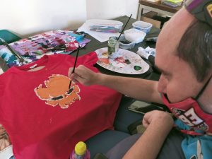 Uusario pintando una camiseta
